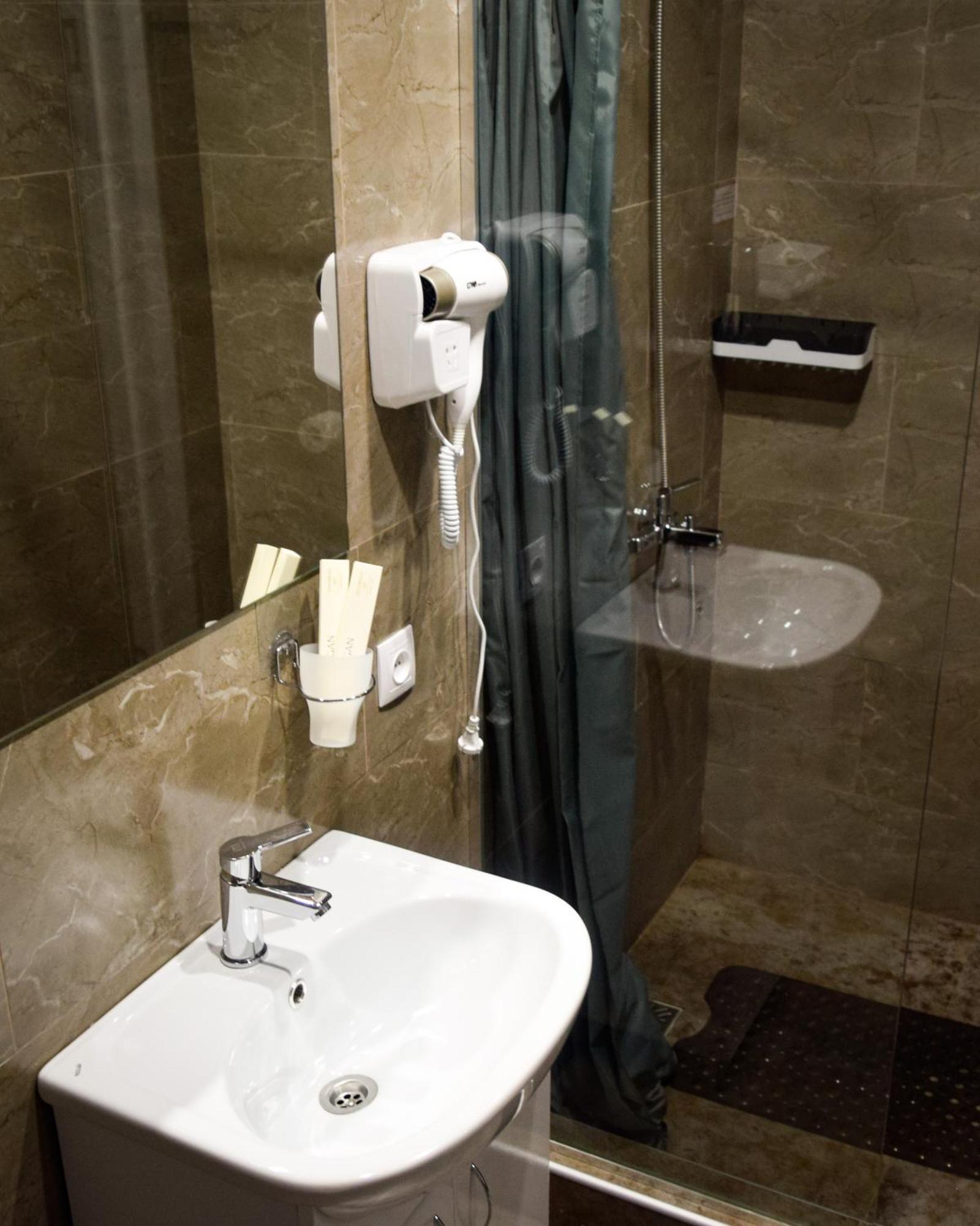 Hotel "Continent" Halal Karaganda Ngoại thất bức ảnh